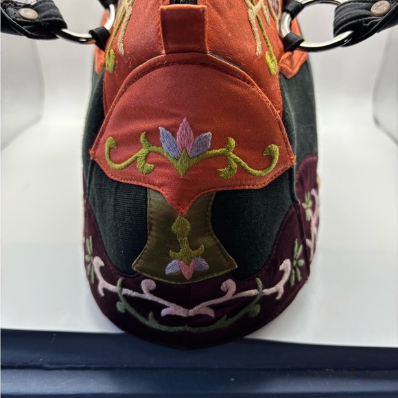 OOVOO Elegant Embroidered Shoulder Bag in Orange and Black - Picture 6 of 9